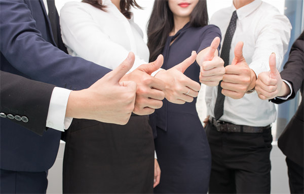 在企業(yè)管理中，專權(quán)式和民主式管理各有哪些優(yōu)缺點(diǎn)？
