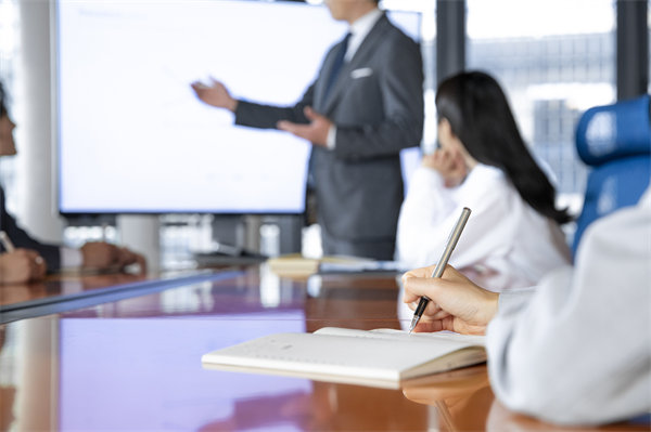 如何保證企業(yè)的年度工作方向與經(jīng)營(yíng)目標(biāo)保持一致？
