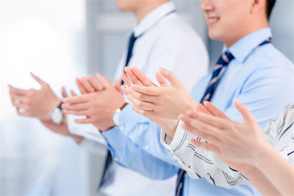 面對人才流失問題，企業(yè)應如何改進人力資源策略？