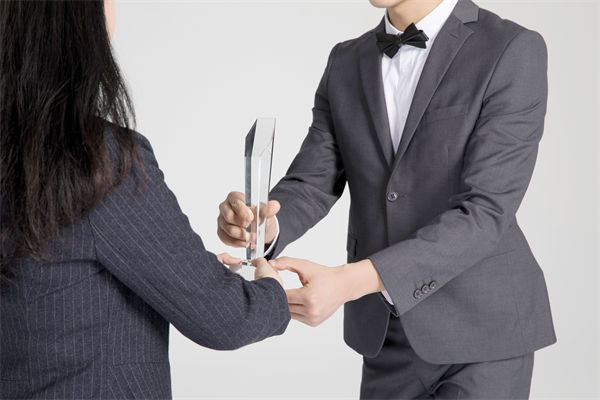 績效管理中，如何激勵優(yōu)秀員工，又幫助其提升？